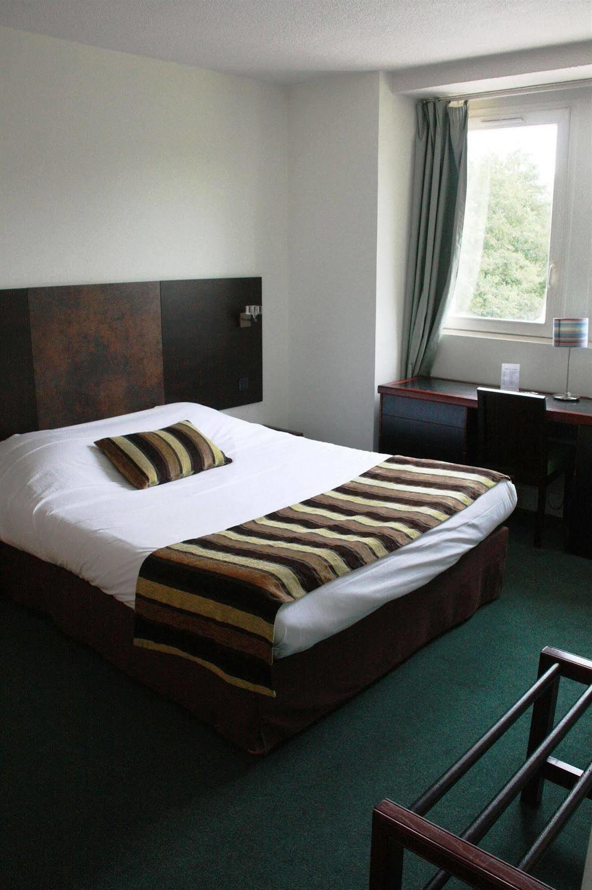 Hotel Abbaye Du Golf De Lesigny ภายนอก รูปภาพ